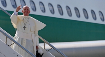 Papa embarca para Colômbia e pede oração para a Venezuela